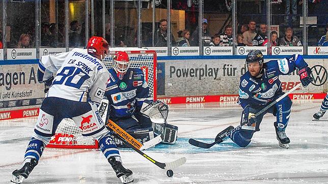 Die Schwenninger Wild Wings um Tylor Spink (links) feiern in der Partie gegen die Iserlohn Roosters ihren ersten Saisonsieg.