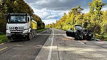 Am Dienstagnachmittag kam es zu einem schweren Unfall, bei dem ein Auto mit einem Lastwagen kollidierte. Für die 76-jährige Autofahrerin ...