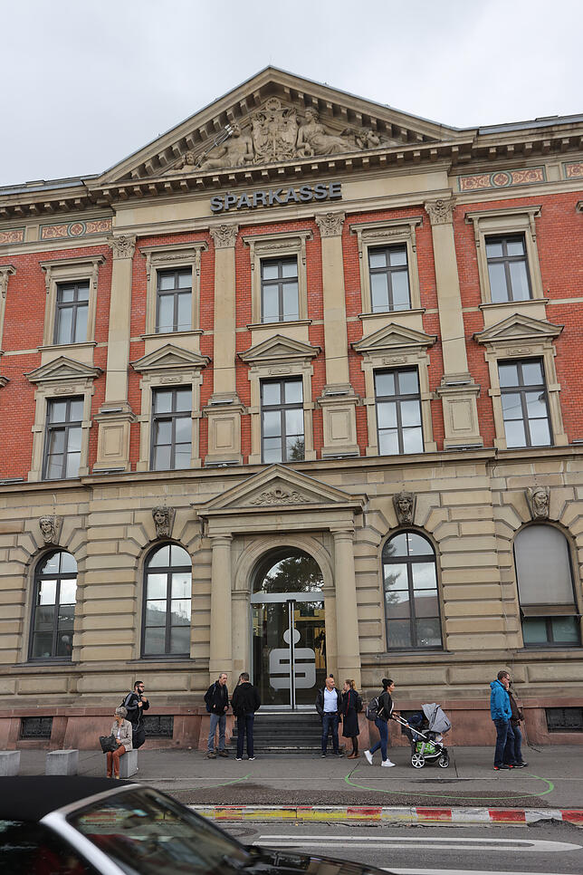 Dieser Zugang zum Gebäude an der Straße Bahnhofplatz kann laut Sparkassen-Sprecher Wolfgang Aich aus Gründen des Denkmalschutzes nicht ...