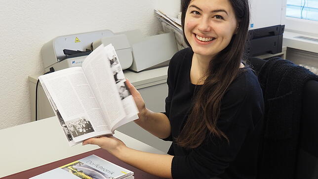 Romina Derr, Assistentin der Bürgermeisterin, freut sich über die Neuausgabe der Jestetter Chronik.