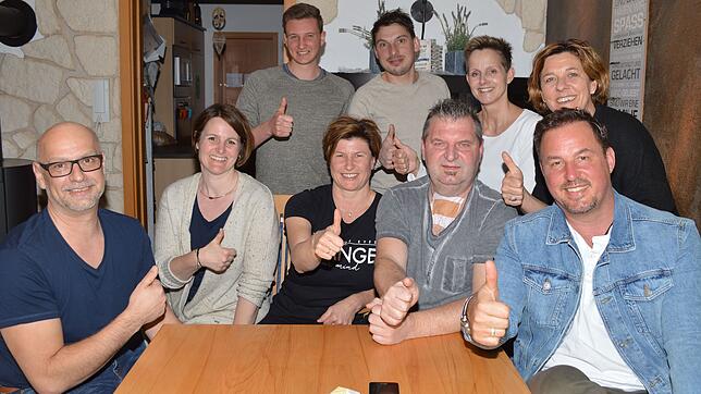 Frank und Meike Krißler (von links), Dirk Walter, Florian Scheer, Heike Schwarzwälder, Bettina und Frank Berger halten mit Claudia und ...