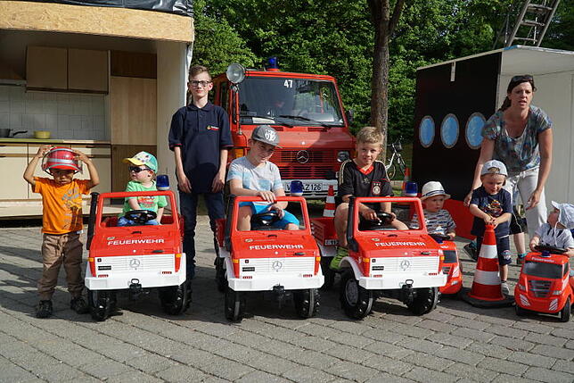 Die jüngsten Besucher des Feuerwehrfestes in Brigachtal hatten viel Spaß. Mit kleinen Feuerwehrautos dürfen sie durch einen eigens ...