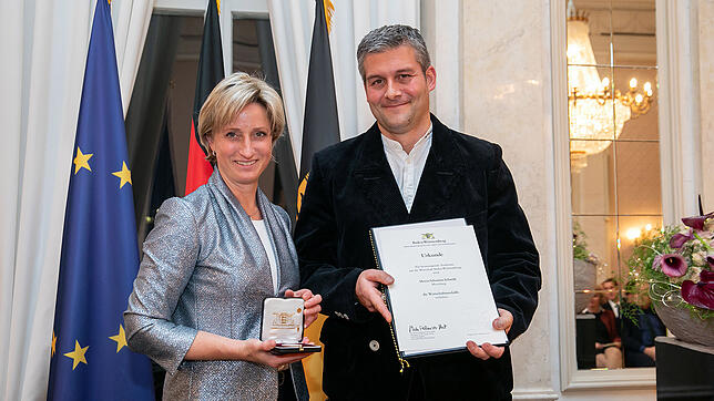 Baden-Württembergs Wirtschaftsministerin Nicole Hoffmeister-Kraut übergibt in Stuttgart die Wirtschaftsmedaille des Landes an ...
