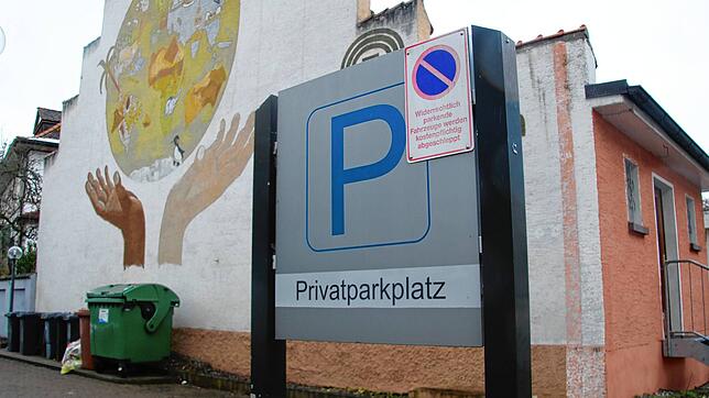Jetzt ist die Beschilderung eindeutig:  Um die Frage, wie das Schild am Silvestertag ausgesehen hat, tobt ein Streit.
