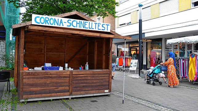 Momentan infizieren sich wieder mehr Menschen mit dem Corona-Virus. So auch in Singen. Die Teststation in der Scheffelstraße bei der ...