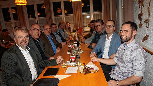 Bei der Bürgerversammlung in Indlekofen (von links): OB Martin Gruner, Stellvertreter Peter Kaiser, Gemeinderat Dieter Flügel, Jan ...