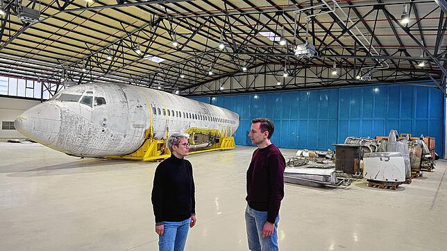 Dominique Hipp und Steffen Krautzig von der Bundeszentrale für politische Bildung in der künftigen Ausstellungshalle der „Landshut“ am ...