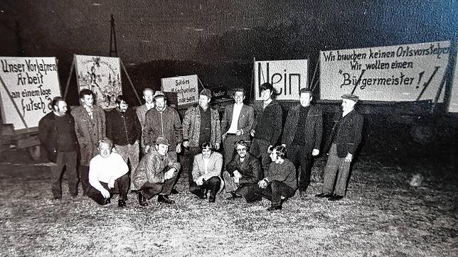 Eine Initiative von jungen Männern aus Mönchweiler wehrt sich vor 50 Jahren gegen die Eingemeindungspläne. Ernst Weisser (hinten von ...