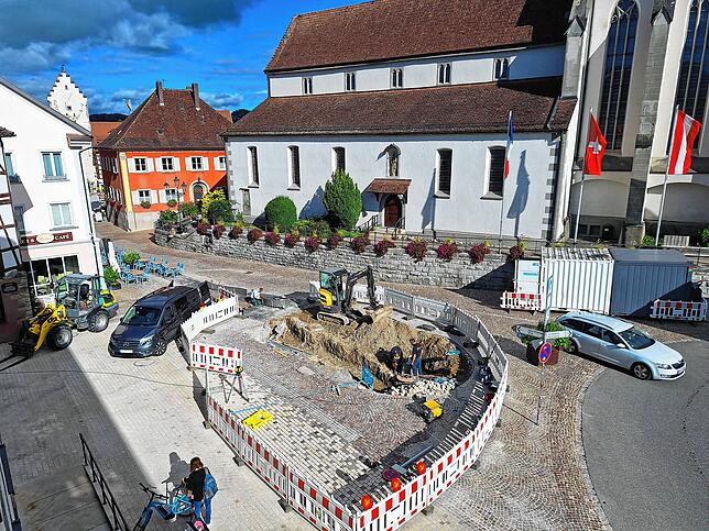Blick auf die Brunnen-Baustelle am oberen Ende der Marktstraße. Hier wird derzeit parallel zu den Bauarbeiten auch am Neubau des ...