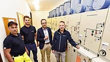 Im Umspannwerk Segeten (von links): die Elektromonteure Mathias Ganter und Leon Kiefer, Herrischrieds Bürgermeister Christian Dröse und ...