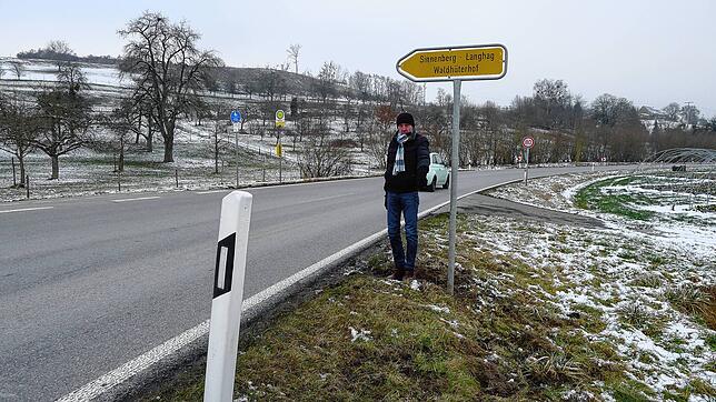 Valentin Popescu deutet auf die Stelle, wo der kürzlich erfolgte Unfall auf Höhe des Waldhuterhofs geschah. Dort befinden sich auch zwei ...