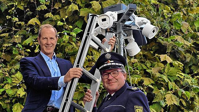 Sie sind froh, dass nun der Außenbereich des Ravensburger Bahnhofs und des Busbahnhofs mit Videokameras überwacht werden: Ravensburgs ...