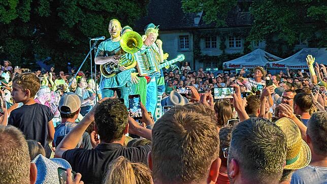 Zwischendurch begaben sich die Musiker mitten ins Publikum. Die „Fäaschtbänkler“ erfüllten zum Abschluss der Salem Open Airs alle ...