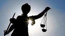 Ein 28-Jähriger steht wegen unerlaubtem Waffenbesitz und Beleidigung gegenüber Polizeibeamten vor Gericht. In dem Sicherungsverfahren ...