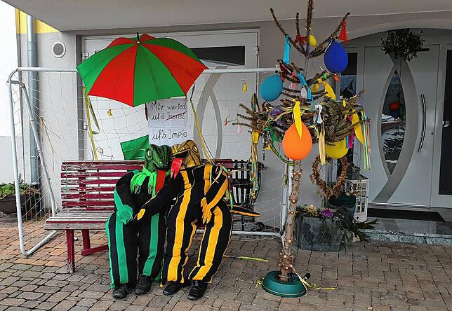 Beim Narrenvater der Eggäsli-Zunft in Fützen, Stefan Schmid, sitzen zwei närrische Eidechsen vor dem Haus und warten dieses Jahr auf´s ...