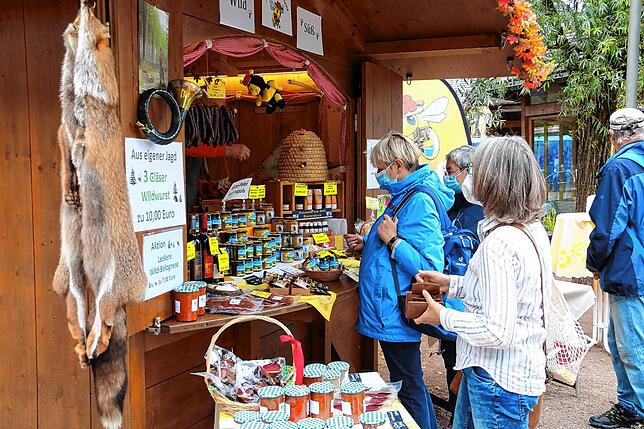 Süßes und Herzhaftes aus eigener Produktion bietet Udo Schitter an seinem Stand Schwarzwald Biene an. Sein Schwarzwälder Honig trifft ...