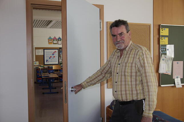 Hausmeister Wolfgang Mauch zeigt eine Fluchttüre in der Steppach-Grundschule, die im Zuge der Brandschutzertüchtigung eingebaut wurde.