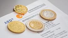 Wer Bürgergeld bezieht, kann sich den Rundfunkbeitrag sparen. Aber wie geht das?