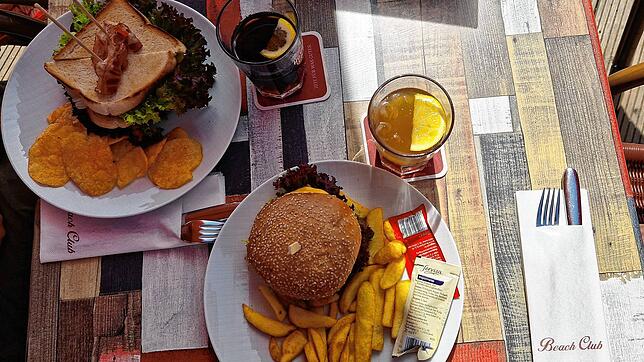 Ein Beach-Club-Sandwich und ein Veggie-Burger sollen es heute zum Mittagessen sein.