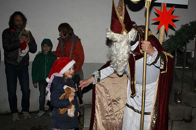 Die fünfjährige Danai sang für die Besucher auf dem Rathausplatz spontan &bdquo;In der Weihnachtsbäckerei&ldquo; und wurde vom Nikolaus ...