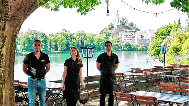 Das Team des Restaurants &bdquo;Alte Post&ldquo; (von links): Vasili Ivanidis, Laima Razantieme und Kellern Anatoli im Biergarten. Das ...