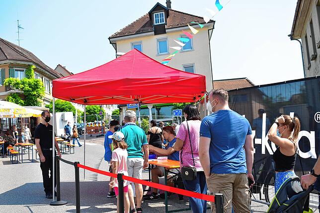 Am Eingang des Streetfood-Festivals können die Kontaktformulare ausgefüllt und der 1 Euro Eintritt gezahlt werden.