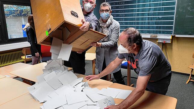 Der stellvertretende Wahlvorsteher Rainer Koller, die Beisitzerin Carola Plaßmann und Wahlvorsteher Bernhard Baumgartner (von links) ...