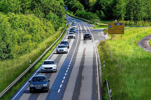 Zur Mittagszeit fließt der Verkehr auf der B27 an der Anschlussstelle Schwenningen Ost.