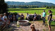 Die Grünen-Landtagsabgeordnete Saskia Frank ist unterwegs und sucht das Gespräch mit Bürgern, hier auf dem Therapiehof Hegau. Foto: ...