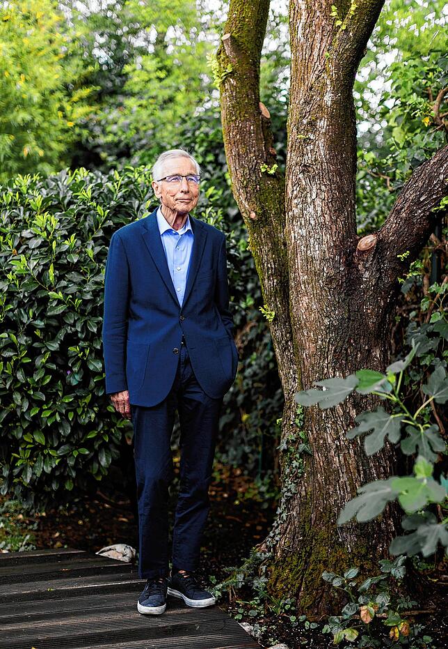 Wolfgang Clement steht in seinem Garten. Der 80-Jährige sei am frühen Sonntagmorgen zu Hause in Bonn im Kreis der Familie friedlich in ...