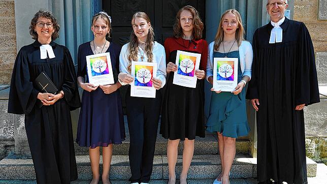 Die Pfarrer Martina und Rainer Stockburger rahmen die Konfirmandinnen Alina Alt, Franzi Kneschke, Marit Streibel und Katharina Sturm ...