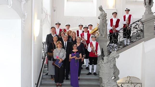 Gruppenfoto mit Literaturpreisträgerinnen und Knabenmusikern im Treppenhaus des Neuen Schlosses in Meersburg: Auf der untersten Stufe: ...