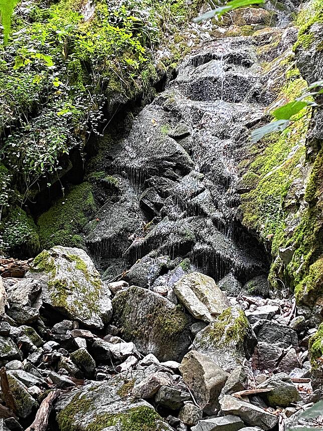 Bei Trockenheit bringt der Berauer Wasserfall nur wenig Wasser.