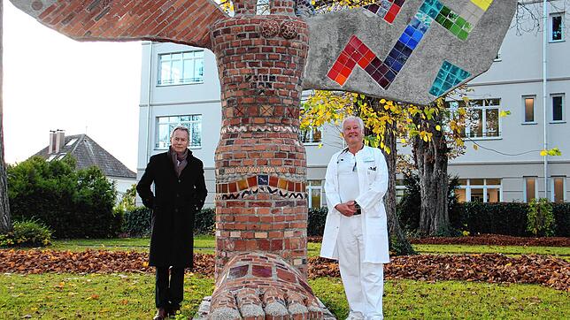 Der Vorsitzende des Krankenhaus-Fördervereins, Johannes Kögel (links), und Chefarzt Sebastian Jung beim Schutzengel des Künstlers Klaus ...