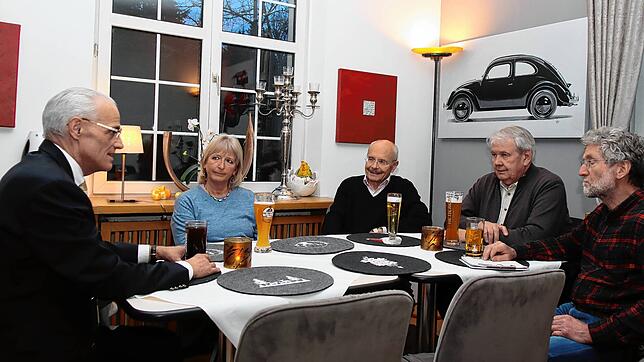 Fritz Link (von links) bei seinem ersten von mehreren Wahlgesprächen im Rahmen des Bürgermeisterwahlkampfs in Königsfeld mit Christina ...