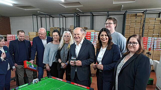 Bundeskanzler Olaf Scholz (Mitte) bei der Firma Tipp-Kick. Der kleine Betrieb steht in Schwenningen. Nur die „Süddeutsche Zeitung“ wähnt ...