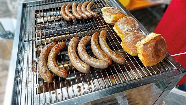 Reh- und Wildschweinbratwürste vom Grill im Brötchen: Für 6,50 Euro können sie am Stand von Martina Meyer probiert werden.