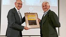 Schriftsteller Arnold Stadler (r.) erhält die Urkunde zum Oberschwäbische Kunstpreis aus der Hand von Landrat Lothar Wölfle. |