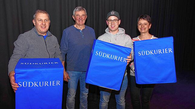 Stefan Breinlinger, Ulrich Graf, Moritz Baum und Sanja Kaltenbrunner (von links) reden nach der Podiumsdiskussion des SÜDKURIER über die ...