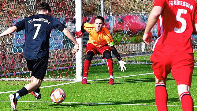 Fokussiert: Torwart Jonas Aich – hier im Spiel beim FC Bergalingen – gibt alles, dass dem FC Grießen auch in dieser Saison ...