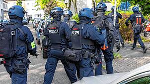 Polizisten sind an einem Berufskolleg in Essen im Einsatz.