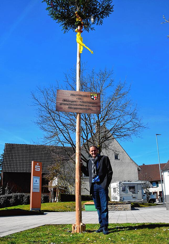 Stefan Keil am Bürgermeister-Baum, den die Vereine für ihn aufgestellt haben.