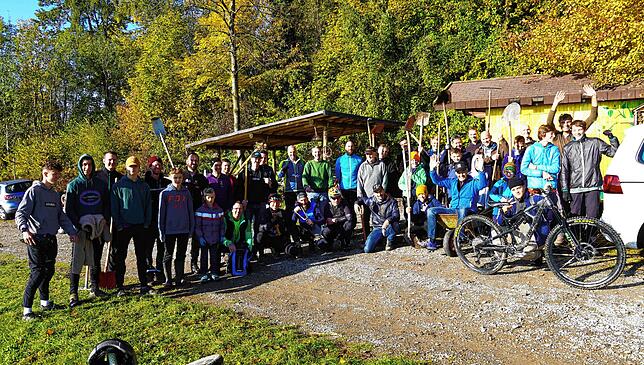 Rund 40 Helfer im Alter von acht bis 76 Jahren sind hochmotiviert, Stellen auf dem Gehro-Trail am Gehrenberg auszubessern.