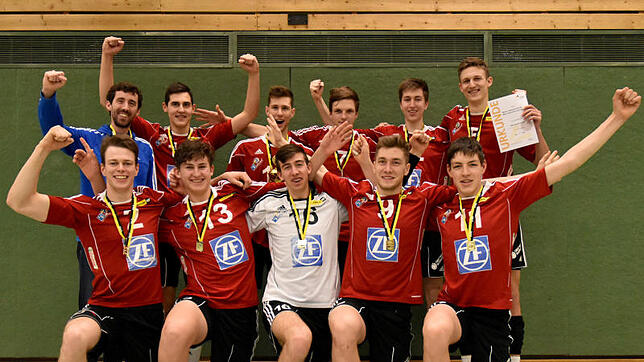 Der Württembergische U-20-Meister VfB Friedrichshafen mit (hinten, von links): Trainer Adrian Pfleghar, Nicolas Hornikel, Max von Berg, ...