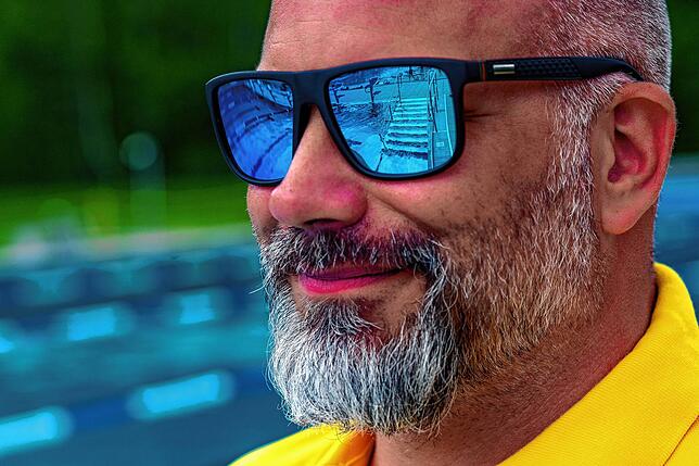 Schwimmmeister Jerome Jover und sein Team haben alles fest im Blick und wachen neben der Sicherheit auch darauf, dass sich nie zu viele ...