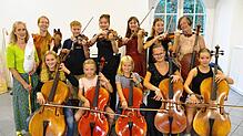 Sie begeistern ihr Publikum bei einem Konzert zum Weltkindertag. Vorne sitzend von links: Greta Maier-Karius, Mathilda Schmid, Simon ...