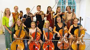 Sie begeistern ihr Publikum bei einem Konzert zum Weltkindertag. Vorne sitzend von links: Greta Maier-Karius, Mathilda Schmid, Simon ...