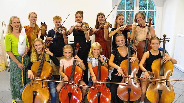 Sie begeistern ihr Publikum bei einem Konzert zum Weltkindertag. Vorne sitzend von links: Greta Maier-Karius, Mathilda Schmid, Simon ...