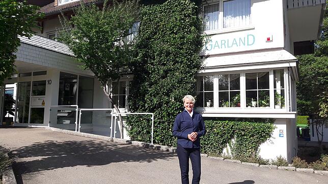 Katja Ise Hebi vor dem Hotel Garland im Farnweg 10. Das Gebäude hat sie jetzt verkauft. Darin sollen Eigentumswohnungen entstehen. Bild: ...