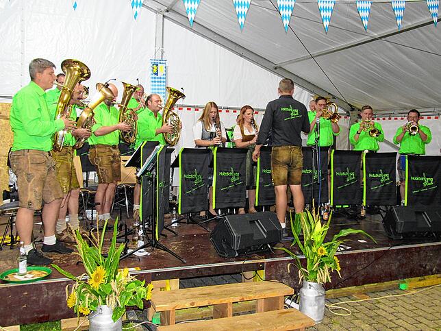 Die Musikgruppe HolzSchlagBlech sorgt beim bayrischen Abend für gute Stimmung. Nicht nur die Musikanten tragen Lederhosen, auch die ...